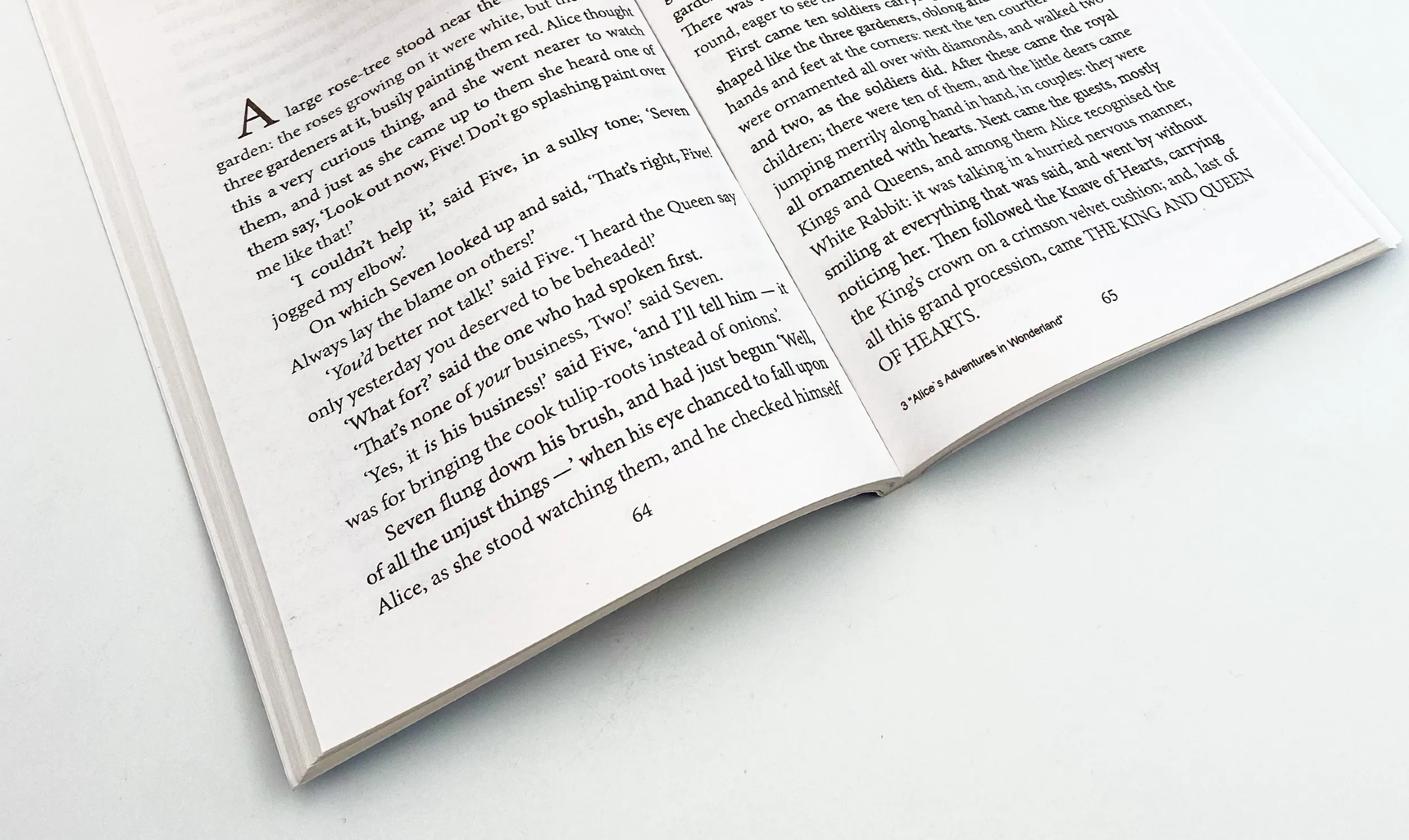 Alice’s Adventures in Wonderland (Аліса в Дивокраї). Автор — Льюїс Керол. 