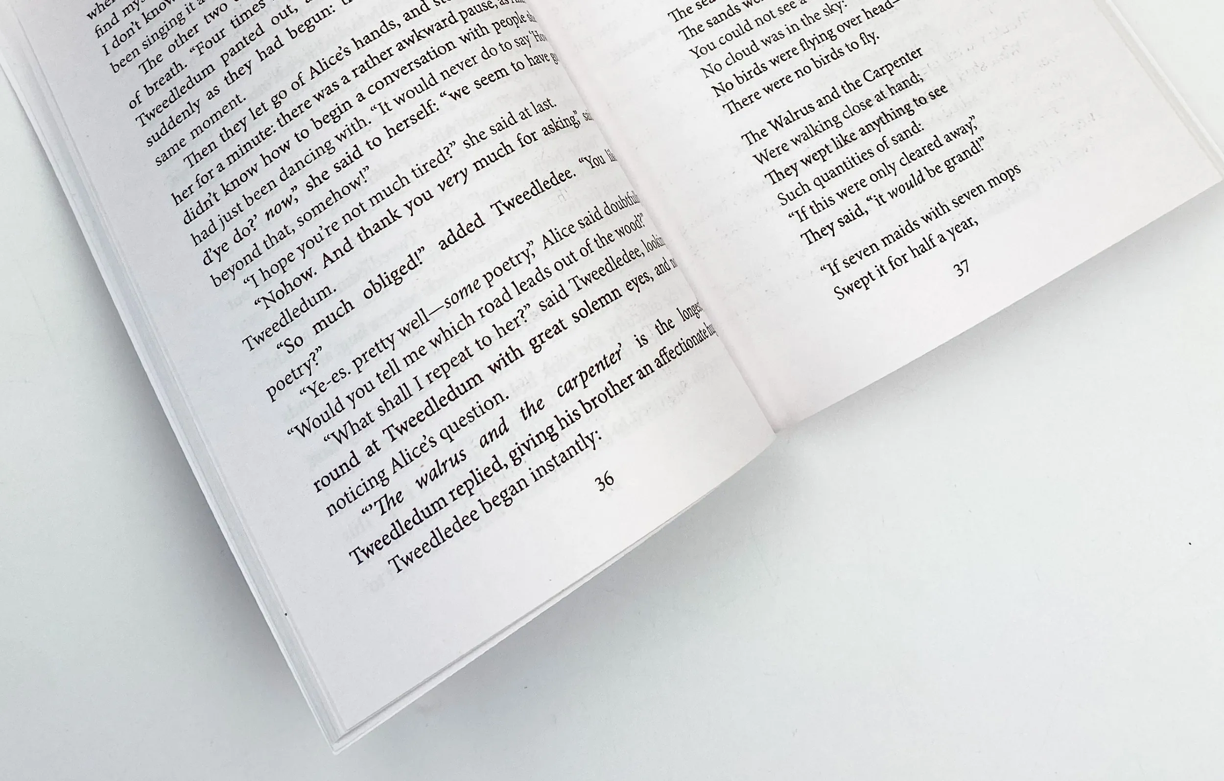 Through the Looking-Glass, and What Alice Found There (Аліса в Задзеркаллі). Автор — Льюїс Керол. 