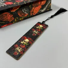 Закладка з черепом та трояндами