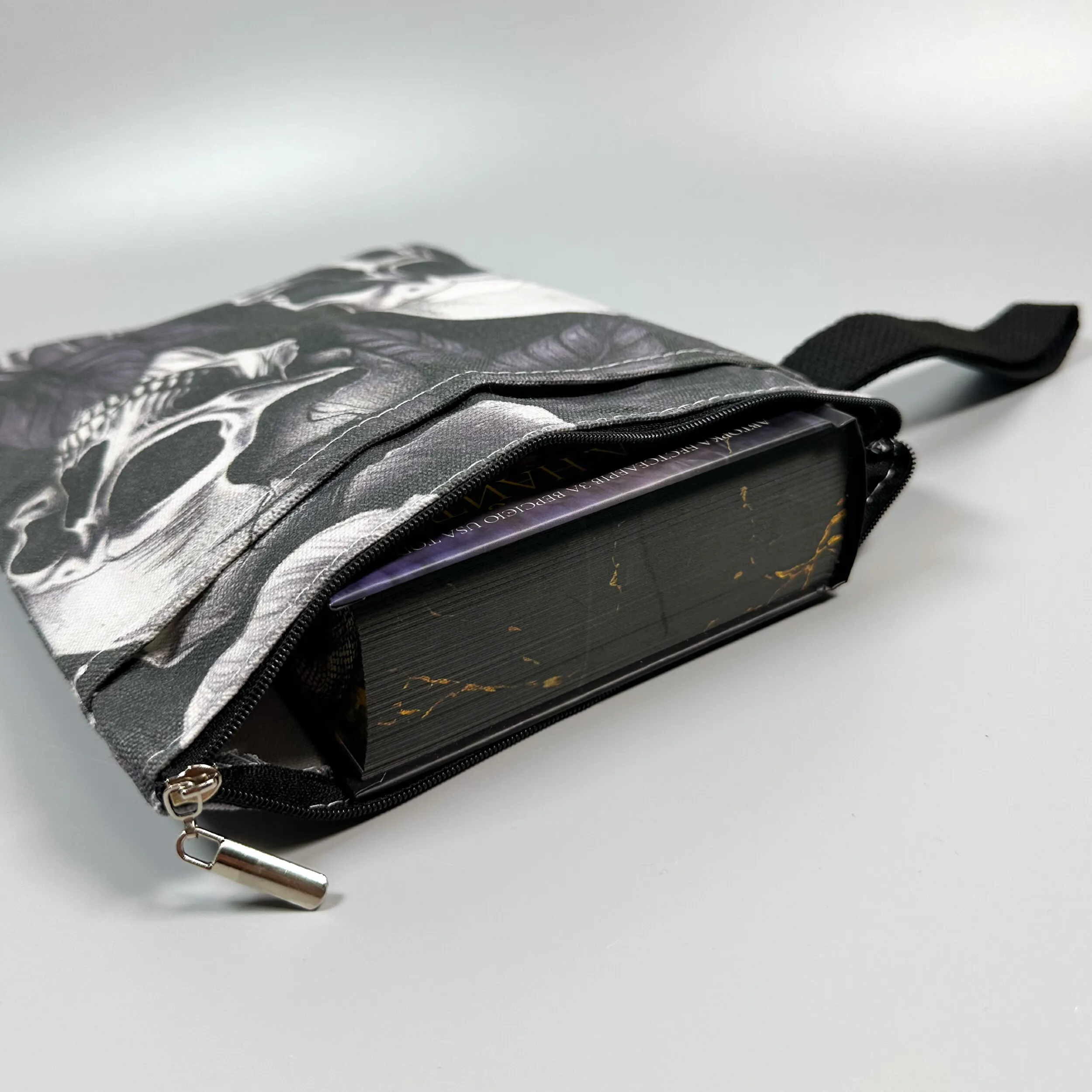 Чохол для книг з черепами . . 