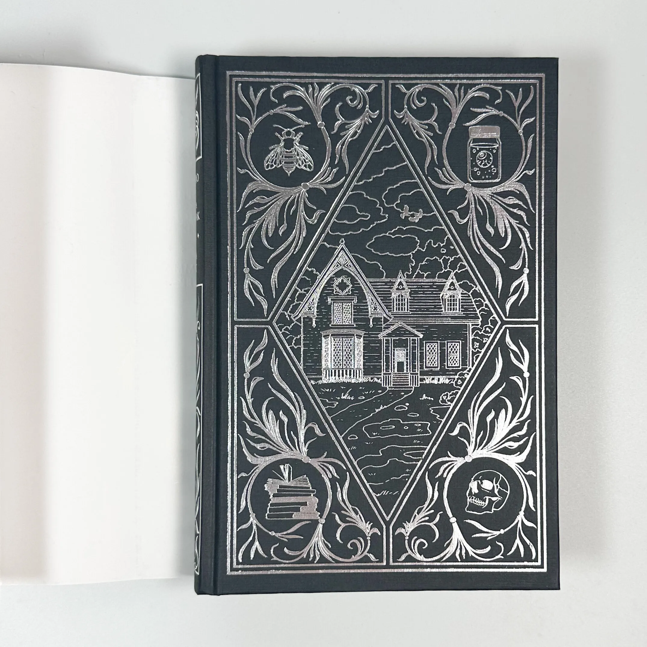 Чорнило. Кров. Сестра. Книжник. Автор — Емма Тьорц. 