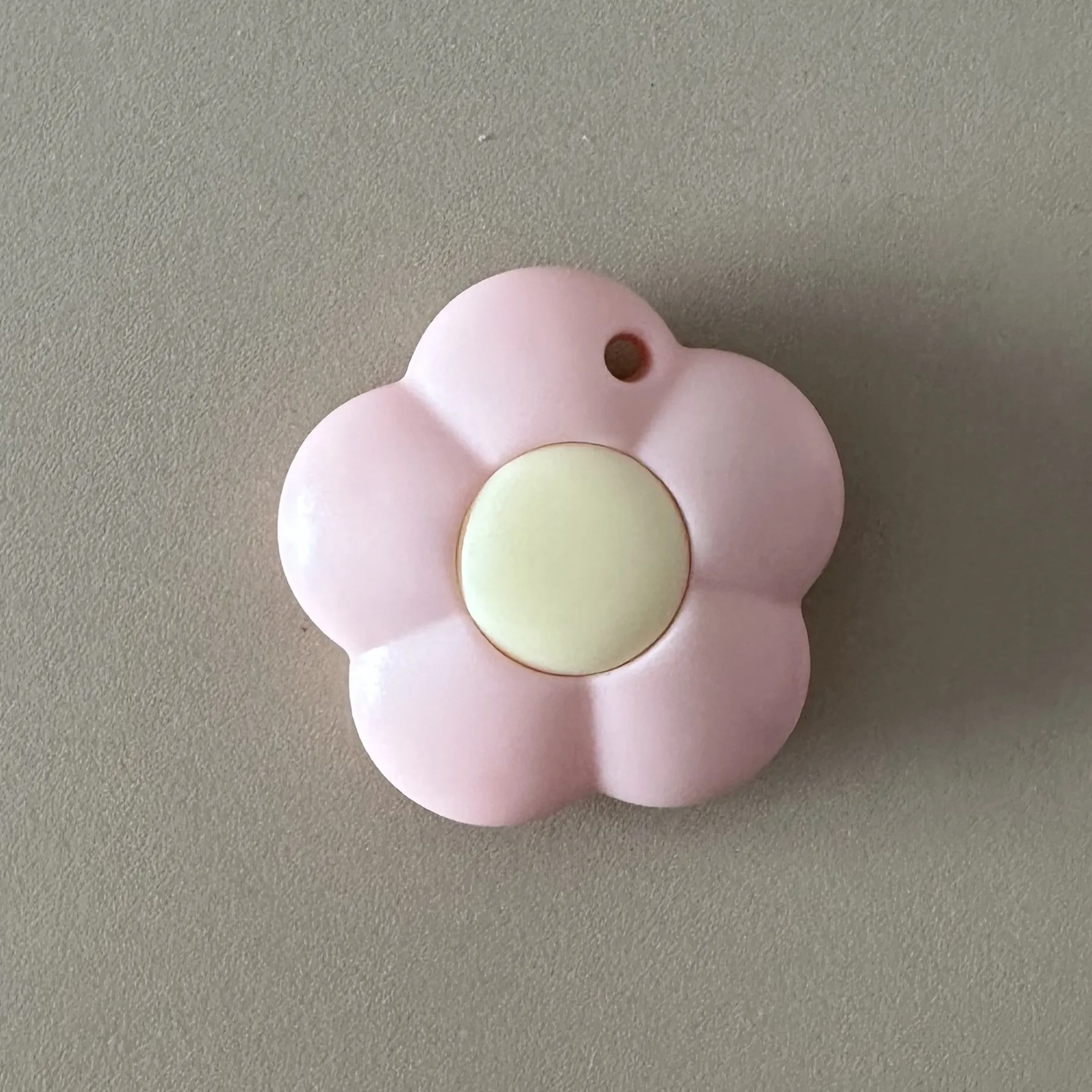 Канцелярський ножик . . 