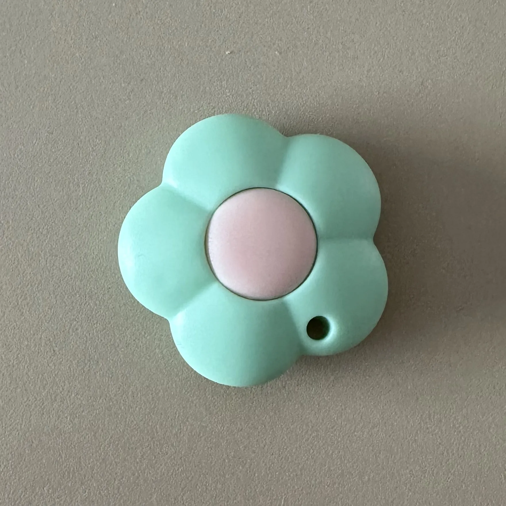 Канцелярський ножик . . 