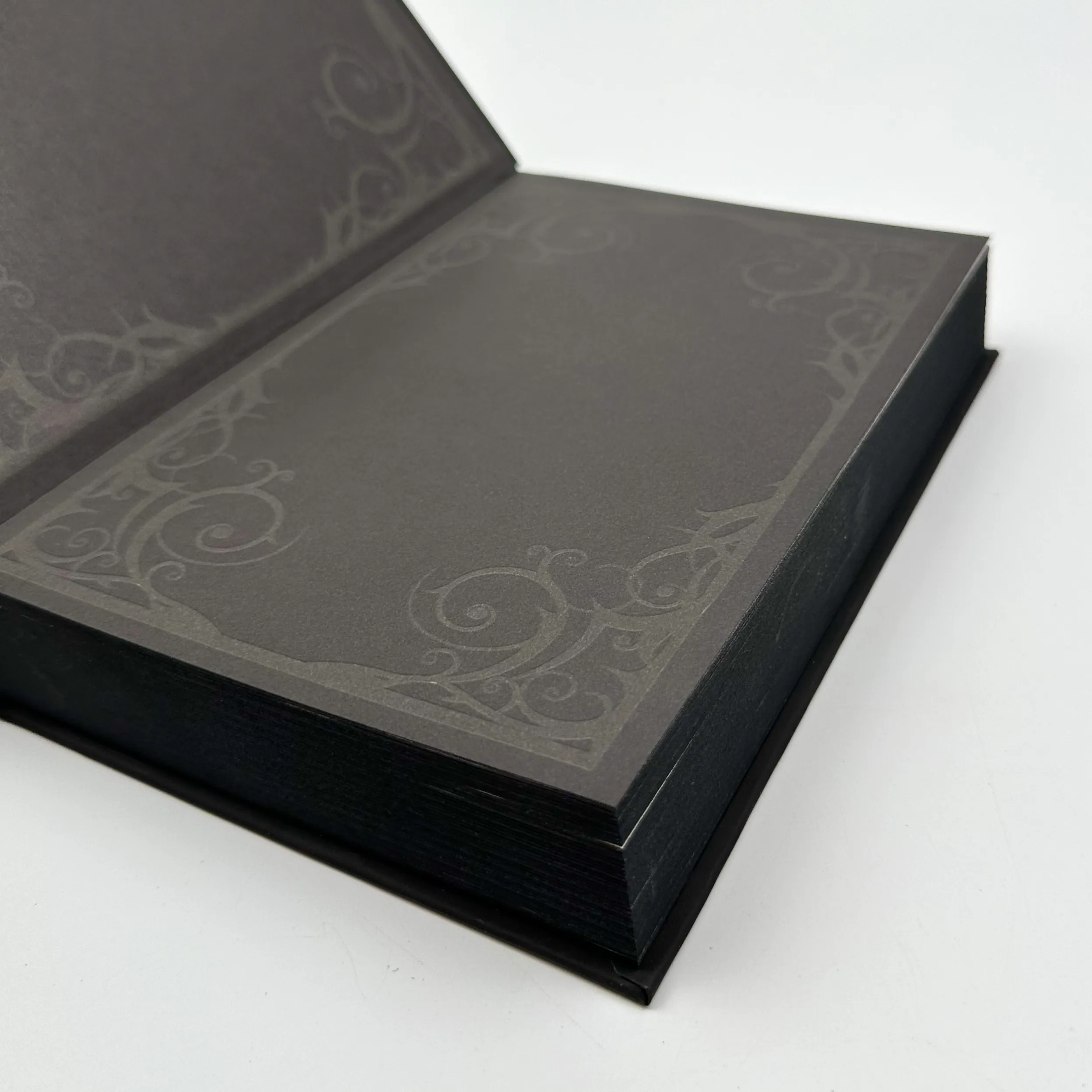 Ніби ми злодії. Автор — М. Л. Ріо. 