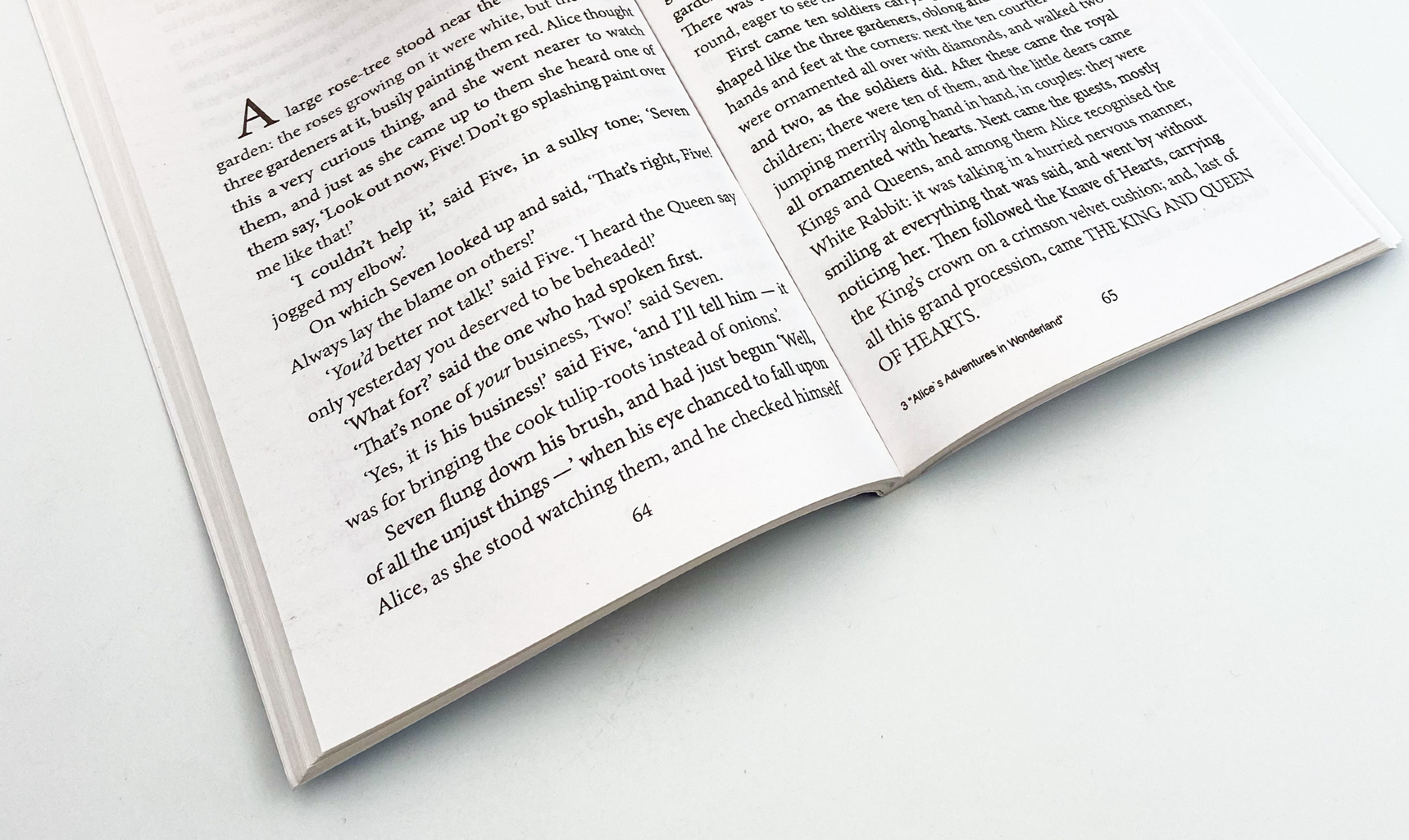 Alice’s Adventures in Wonderland (Аліса в Дивокраї). Автор — Льюїс Керол. 