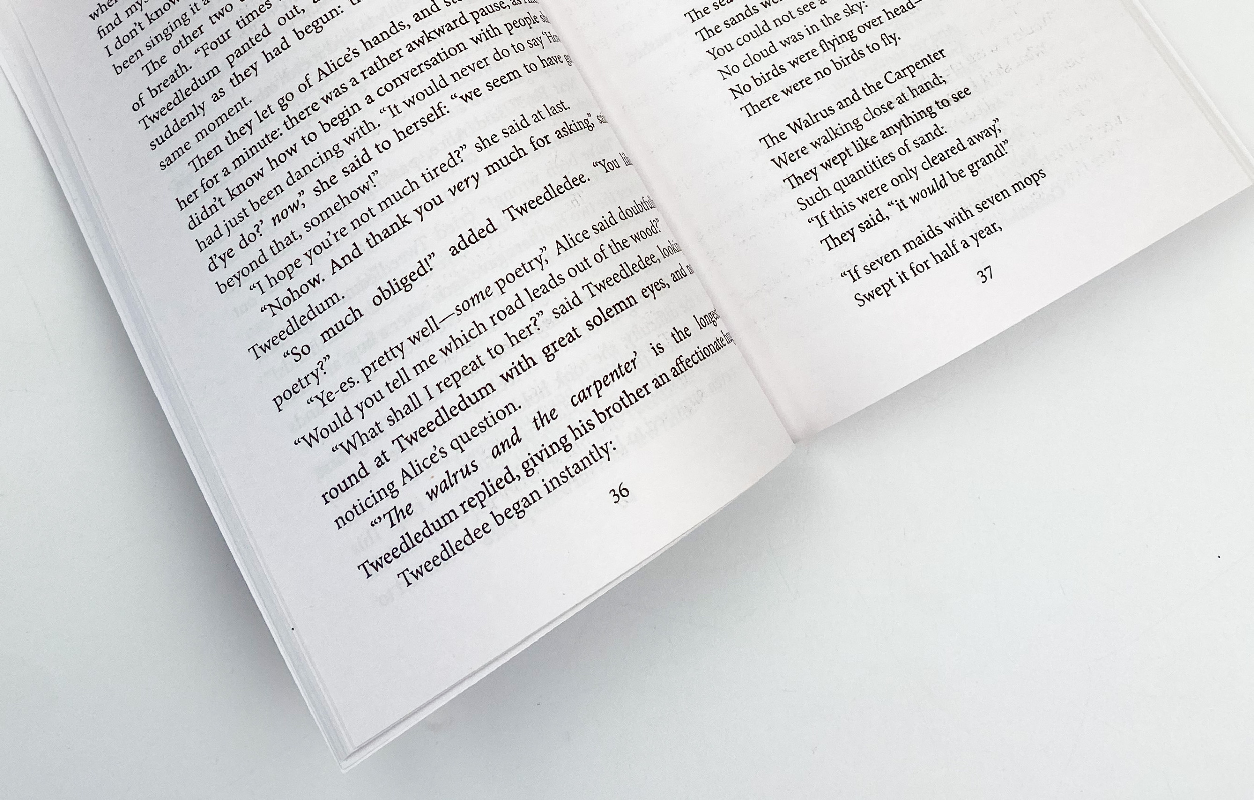 Through the Looking-Glass, and What Alice Found There (Аліса в Задзеркаллі). Автор — Льюїс Керол. 