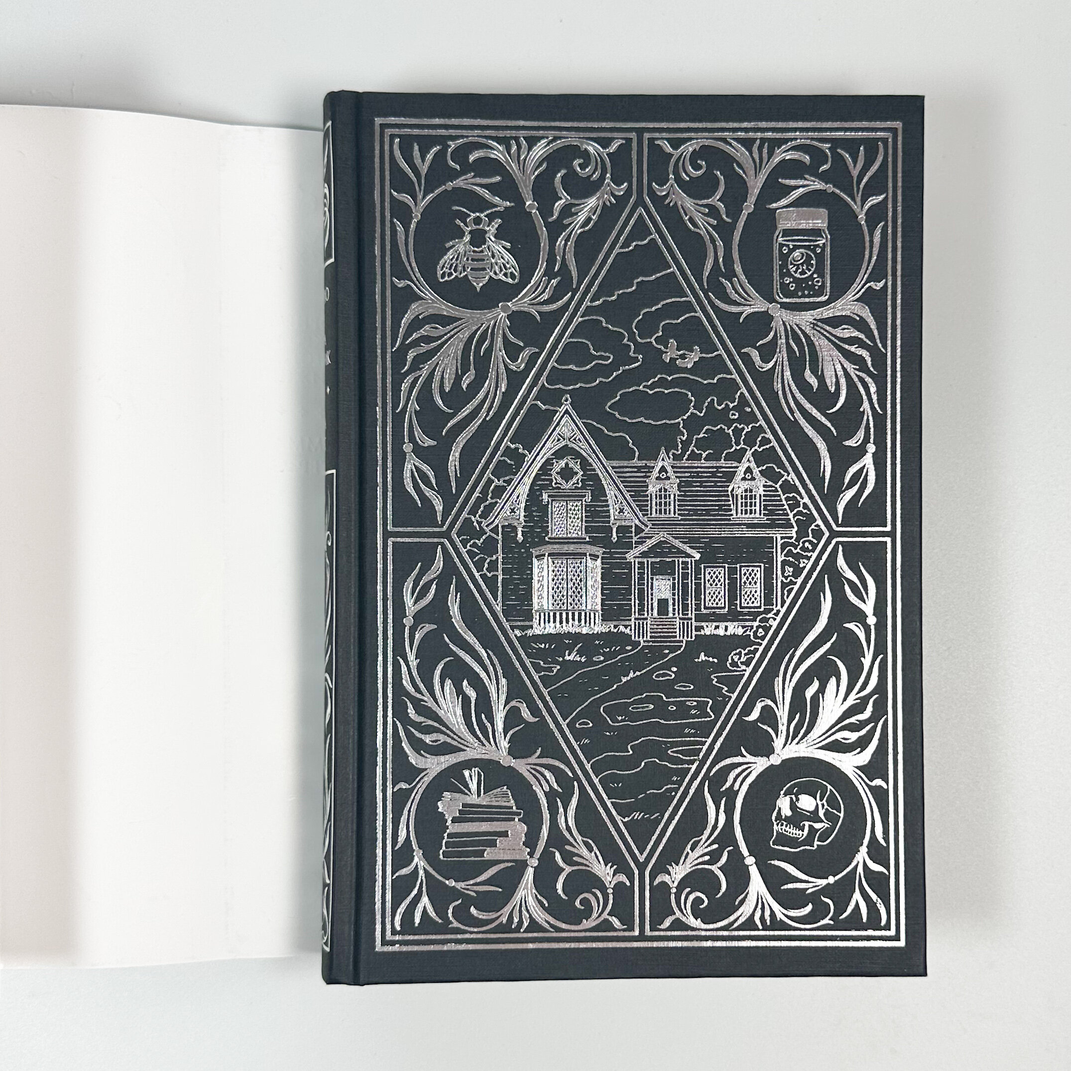 Чорнило. Кров. Сестра. Книжник. Автор — Емма Тьорц. 