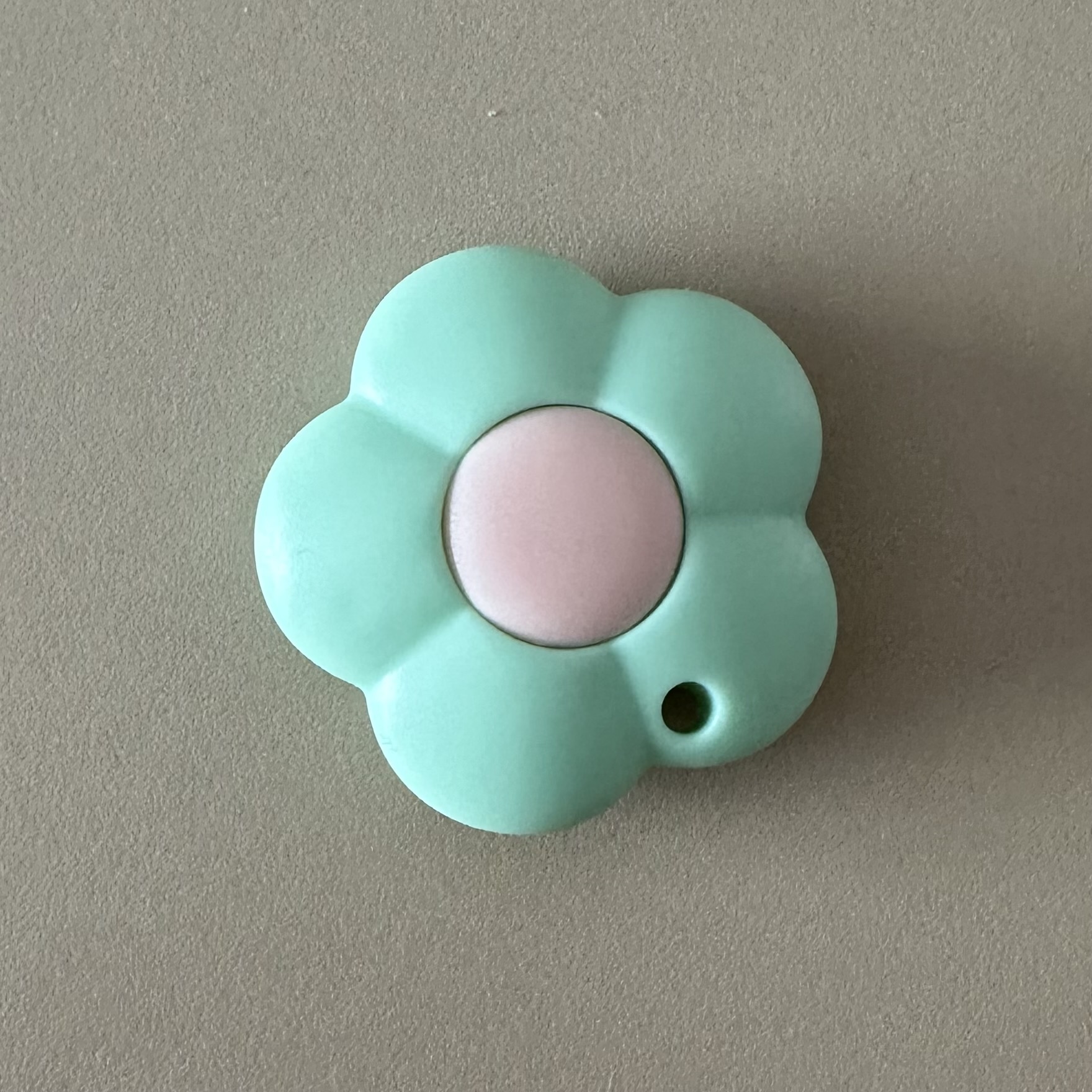 Канцелярський ножик . . 